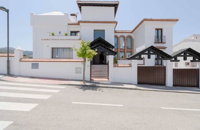 Homerez - Spacious Villa in Granada with Private Pool and Jacuzzi