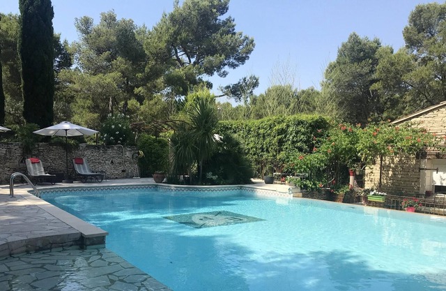 Homerez - Villa for 12 pers. with pool, garden, terrace and balcony in Orgon