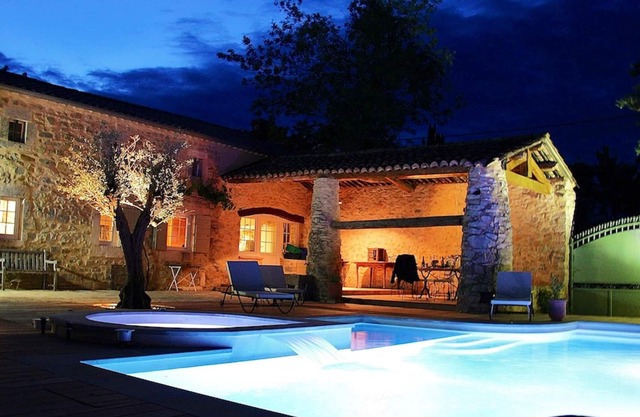 Homerez - Villa for 6 ppl. with swimming-pool, jacuzzi and garden at Lussan