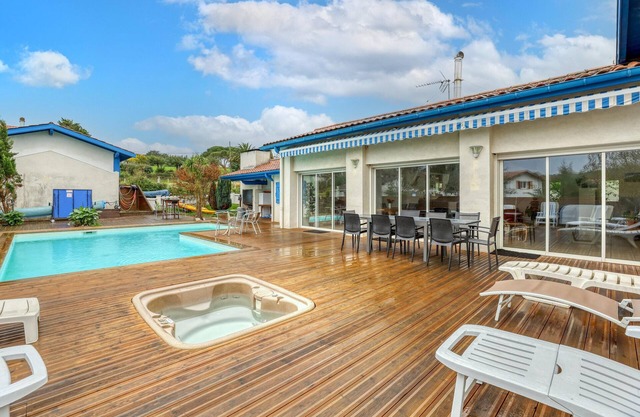 Homerez - Villa in Bidart with Pool