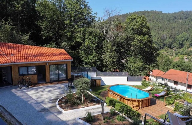 Homerez - Welcoming house with pool in Lomba