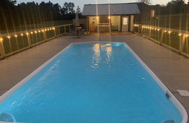 Hometown Hideway: Family friendly with private pool and pond.