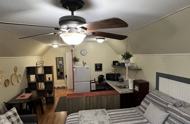 Homey comfortable studio in the heart of Palmer