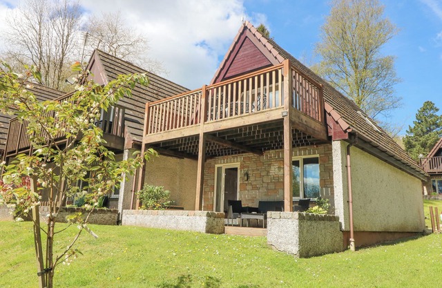 HONEYCOMBE LODGE, pet friendly, country holiday cottage in Callington