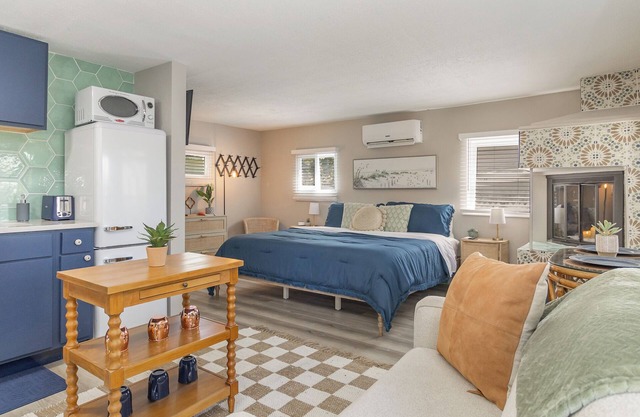 Honeymooner's Hut: Stylish/Stocked Studio for Two