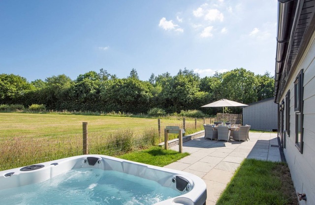 Honeysuckle Lodge, 2 Roadford Lake Lodges