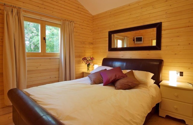 Honeysuckle Single Storey Log Cabin, sleeps up to 4