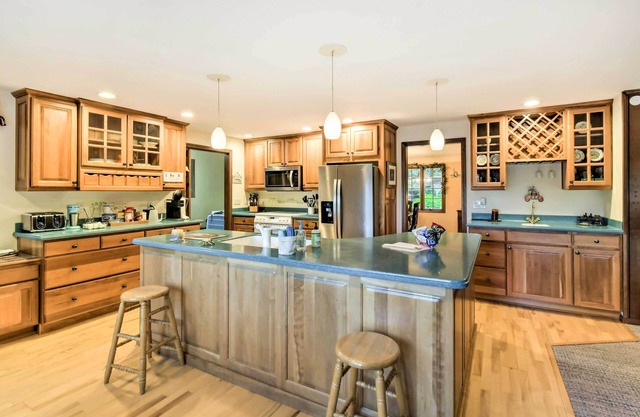 Hoodsport Home on 7 Wooded Acres w/ Hot Tub!