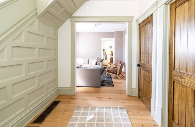 Hop House is a calm home that comfortably sleeps 8. Walkable to downtown Kent!