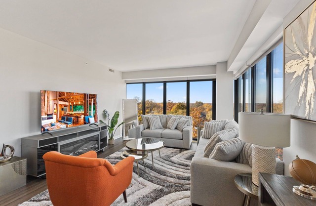"Hope of Evanston" 180°view, 2BDR +2Bath Urban luxury