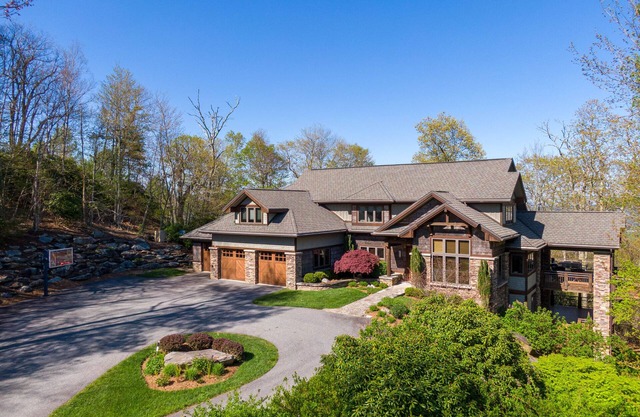 Horizon's Edge - Stunning Mountain Luxury home with hot tub and only 10 minutes to downtown Boone!