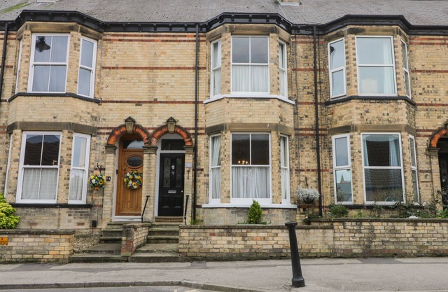 HORNSEA TERRACE, pet friendly, character holiday cottage in Hornsea