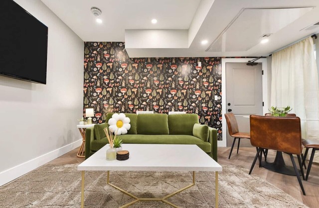 ★ HostWise Stays ★ 2 King Beds! Park Free! Great Walk Score!