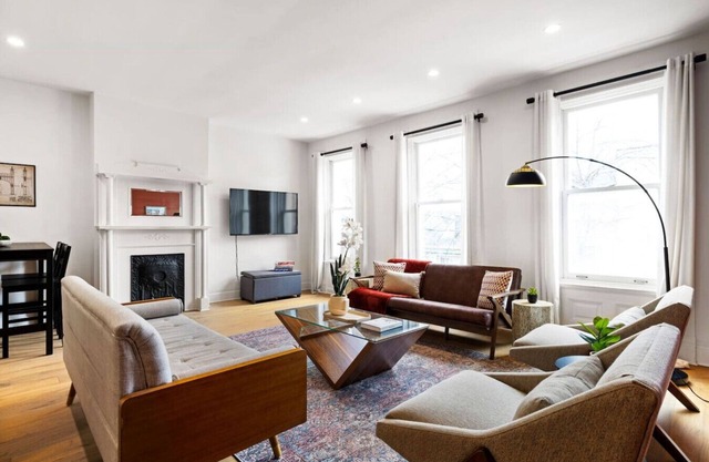 ★HostWise Stays★ Exposed Beams, Modern Vintage War Streets Charmer!