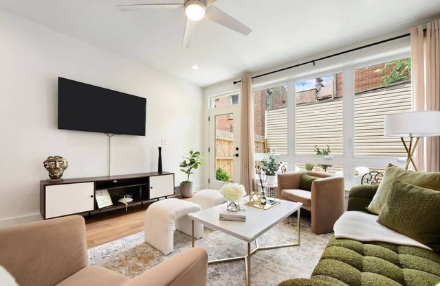 ★ HostWise Stays ★ Pet Friendly, Balcony & Patio, and an easy walk to bars & restaurants!