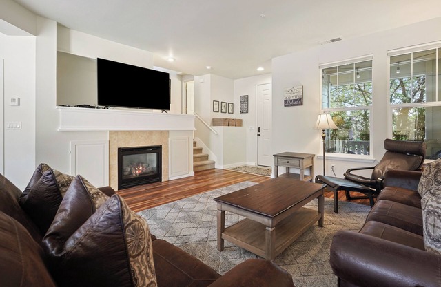 Hot Tub, A/C, Modern & Updated, Nestled between Old Mill & Downtown