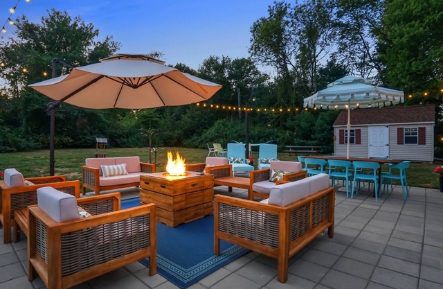 Hot Tub & Big Yard, Short Drive to Beaches & Newport. Close to Narragansett, RI.