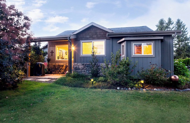 Hot Tub, Cabana & fenced yard