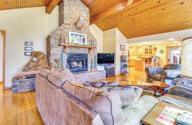 Hot Tub + Family Reunion: Spacious Retreat!