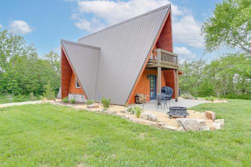 Hot Tub, Fire Pit, BBQ, On-Site Pond Kenton Cabin