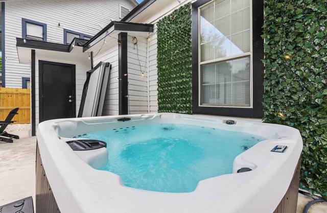 Hot Tub & Game Room near Downtown & the Riverwalk!