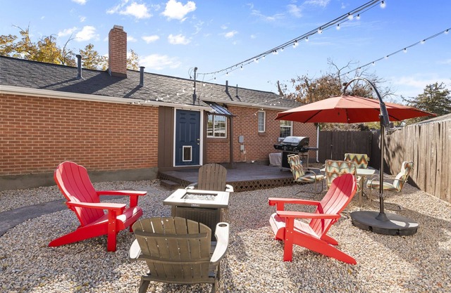 Hot Tub, Hammocks, Fenced Yard, & BBQ! Perfect Location Near Airport & Downtown!