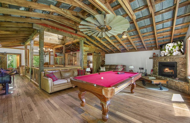 HOT Tub! Hiking, Pool Table, Rustic Getaway, Views, Relax, Pets