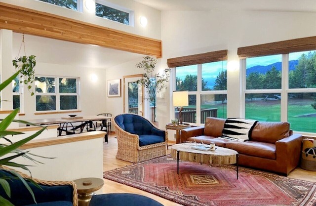 Hot Tub| King Suite| walk to beach|Views