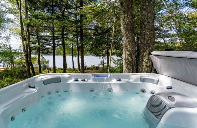Hot Tub! Lakefront, Firepit, Fireplace, Pet Friendly!