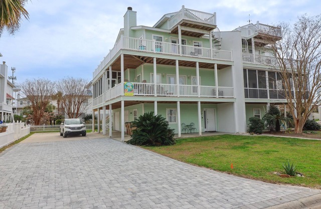 Hot tub + lots of space! Discounted Summer Rates!