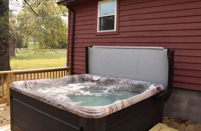 Hot Tub - Minutes from Winetrail, SIU, Giant City, Cedar Lake, Shawnee Forest!