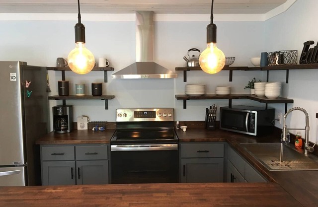 HOT TUB! Modern-Cozy-Perfectly Located