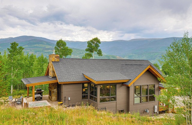 Hot Tub & Mtn Views at Modern Silverthorne Retreat