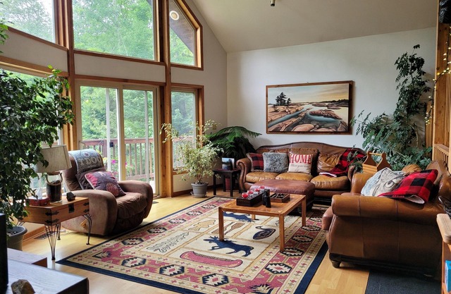 HOT TUB-Natural paradise, timber frame, sauna, close to Casino and ski hill.