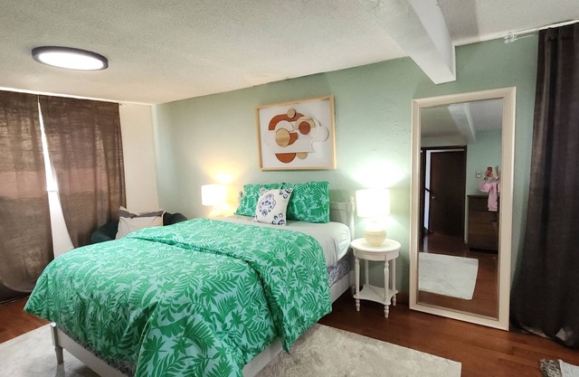 Hot tub, Near Autzen Stadium, deck and view