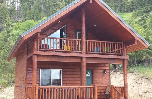 HOT TUB ON DECK. 14 miles to Yellowstone! Easy Access.