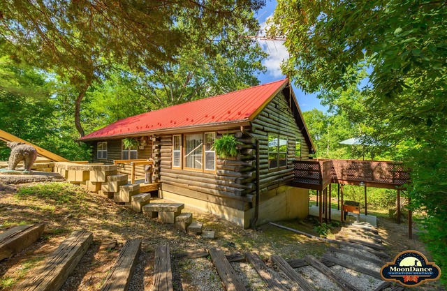 Hot tub, Pet Friendly, Woodsy home near Downtown