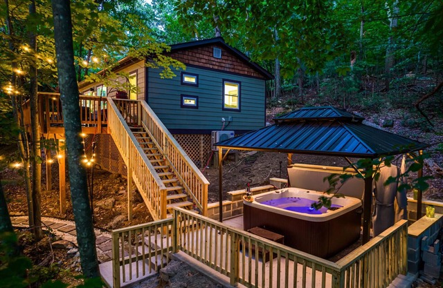 Hot tub Pet Friendly EV charger Firepit Secluded