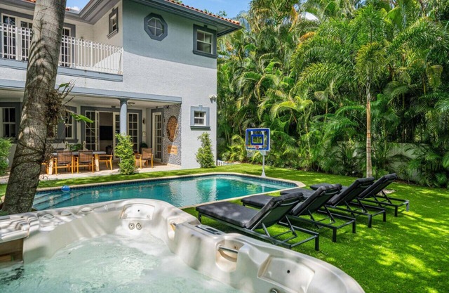 Hot tub, Pool, Lush Backyard, Outdoor Dining w/BBQ Versace Villa in Miami Shores