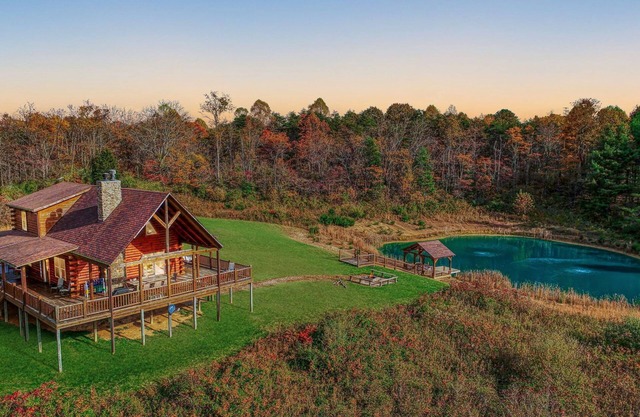 Hot Tub, Private Pond, and Best Views in Hocking!