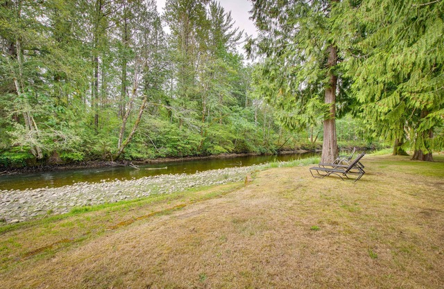 Hot Tub: Riverfront Retreat 4 Mi to Wallace Falls