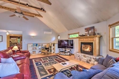 Hot Tub, Sauna, Fireplace, Dock! Lake Honor Cabin