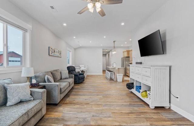 Hot Tub+Spacious+Pickleball/Basketball+Sleeps 9!