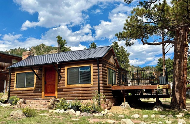 Hot Tub! Spectacular Views, Completely Remodeled, Great Location, 5 min to RMNP