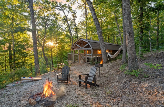 Hot Tub! Tiny House Retreat in the Woods