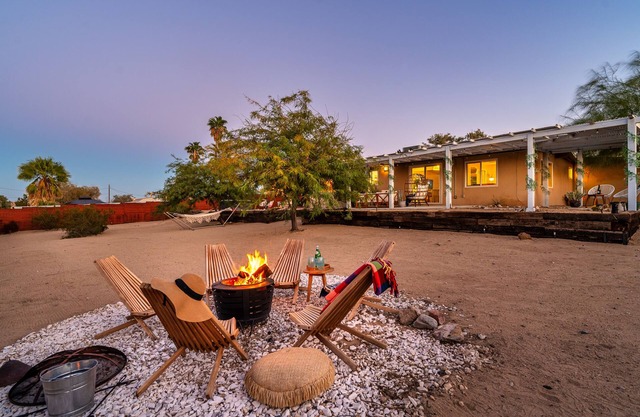 ★Hot tub under the stars★ 3 King Beds, Cowboy Pool, Desert Views, Fire Pit, EV
