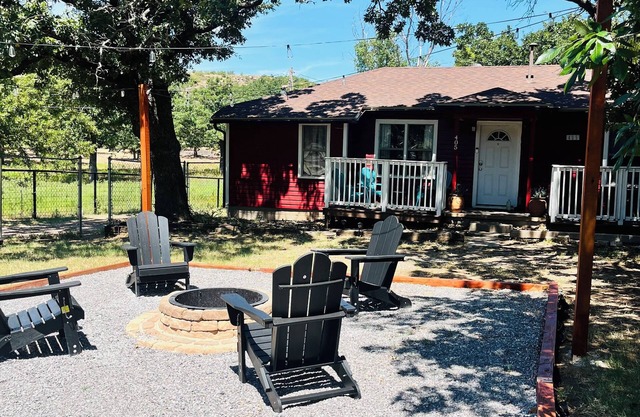 Hot Tub + Views! Chic 3BR/2BA Tosan’s Cottage