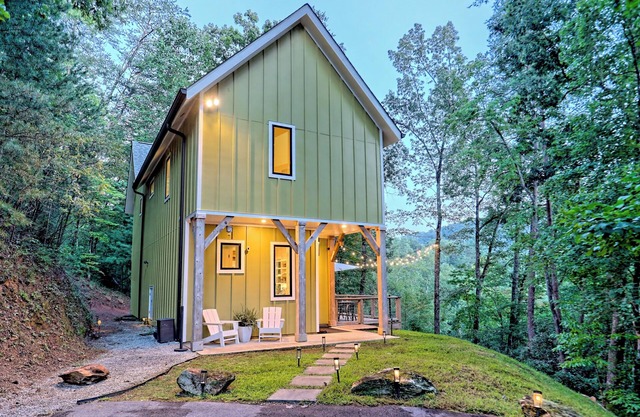 Hot tub! Views Creek Sounds Mins to Downtown Clayton Pets Ok- Sassy Cabin