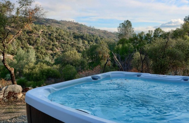 Hot Tub, Views, Privacy, Game Room, just 5 min from Downtown!