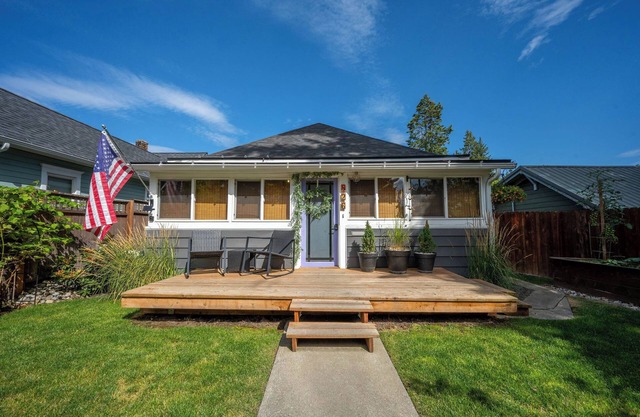 Hot Tub + Walkable CDA Stay, Pet Friendly